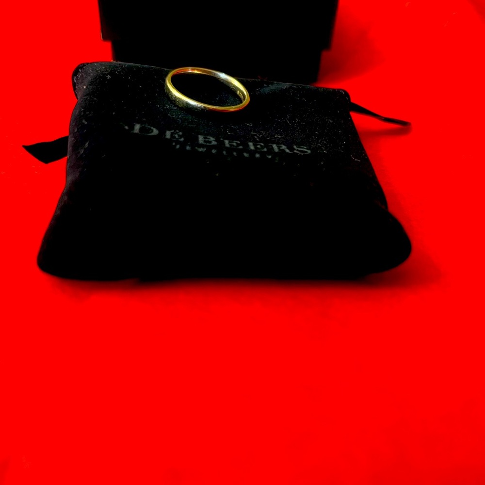 Authentic De Beers Diamond wedding band Platinum ( PT950) With 1 Diamond .